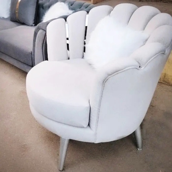 Мягкая мебель с декоративными металлическими полосами.