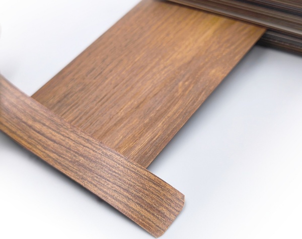 Кромочная лента ПВХ 0,4*19 мм BR213 с плитой ЛДСП 16 мм каштан арвадонна пламенный.