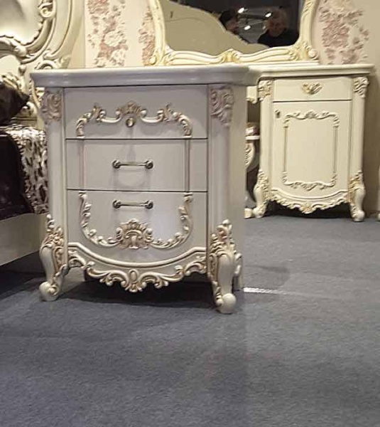 Тумбочка в классическом стиле, декорированная элементами из ПВХ SY 12187.