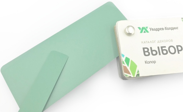Лента кромочная ПВХ BR911 зеленый пастельный шагрень с плитой ЛДСП.
