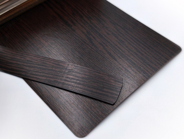 Кромочная лента ПВХ 0,4*19 мм BR250 с плитой ЛДСП 16 мм дуб венге.