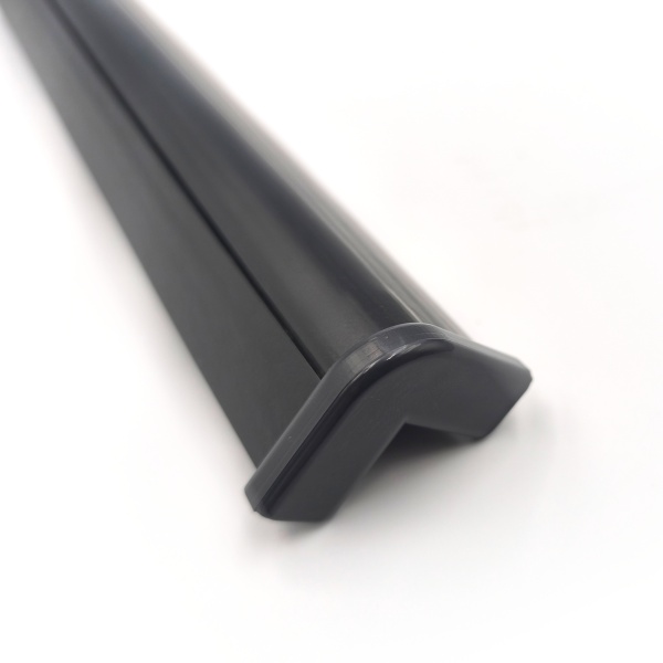 Заглушка SY19070 черная в сборе с торцевым профилем ТН12 ВК122 и угловым профилем УС1 ВК122 черного цвета.