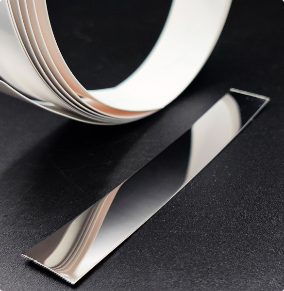 Металлическая полоса серебро глянец крупным планом.