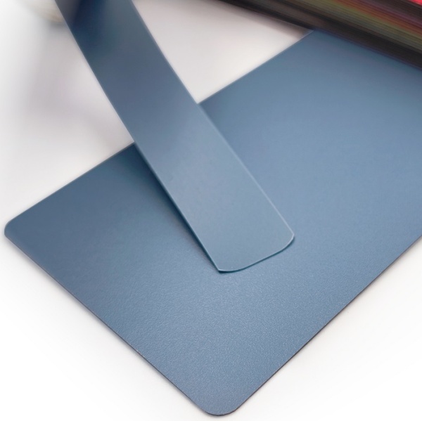 Кромочная лента ПВХ 0,4*19 мм BR781 с плитой ЛДСП 16 мм синий дымчатый.