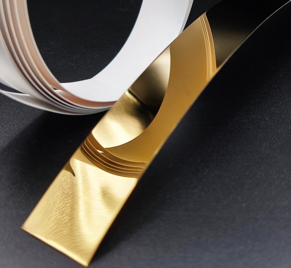 Металлическая полоса золото глянец крупным планом.