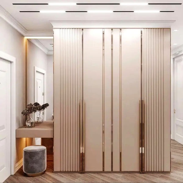 Металлический молдинг на мебельном фасаде. Цвет блестящее золото.