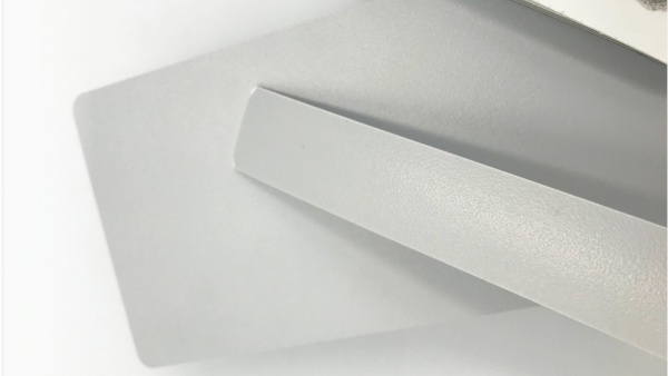 Лента кромочная ПВХ BR961 серый с плитой ЛДСП.