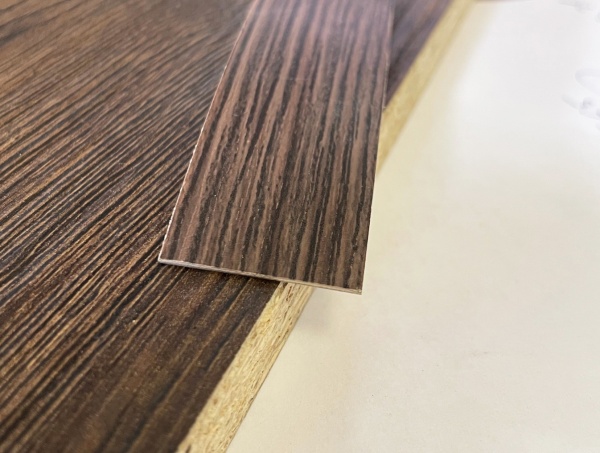 Кромочная лента ПВХ 0,4*19 мм BR263 с плитой ЛДСП 16 мм дуб гладстоун табак.