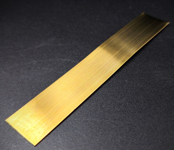 Металлическая полоса золото брашированное крупным планом