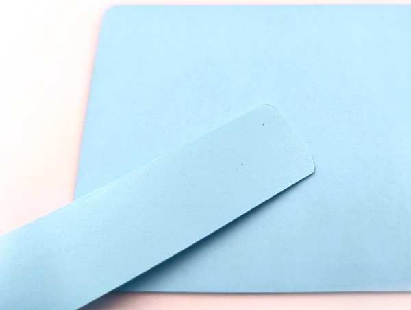 Кромочная лента ПВХ 1,8*19 мм BR780 с плитой ЛДСП 16 мм прибрежный синий.