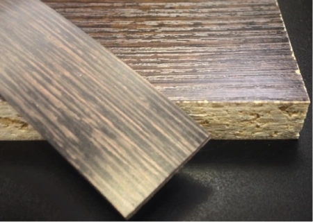 Кромочная лента ПВХ 1*35 мм BR252 с плитой 32 мм венге линум.