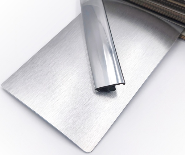 Врезной профиль ПВХ 017B silver с плитой ЛДСП серебро (хром).