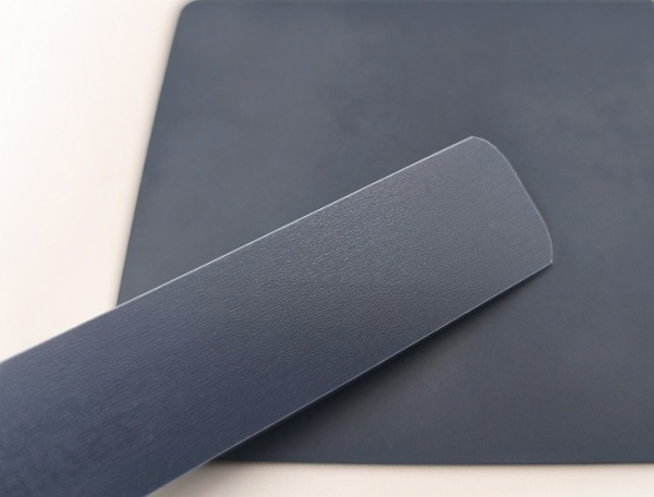 Кромочная лента ПВХ 0,4*19 мм BR782 с плитой ЛДСП 16 мм альби полуночно-синий.