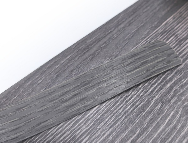 Кромочная лента ПВХ 0,4*19 мм BR455 с плитой ЛДСП 16 мм черный ясень.