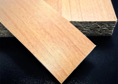 Кромочная лента ПВХ 1*25 мм BR501 с плитой ЛДСП 22 мм ольха.