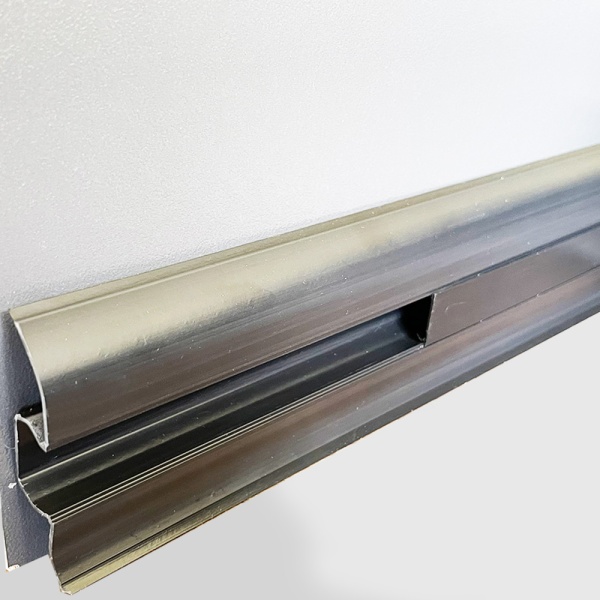 001Плинтус с кабель каналом черный bramek